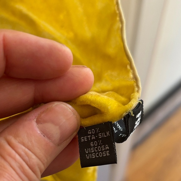 Elegant Velvet Floral Scarf from Italy - Picture 4 of 4